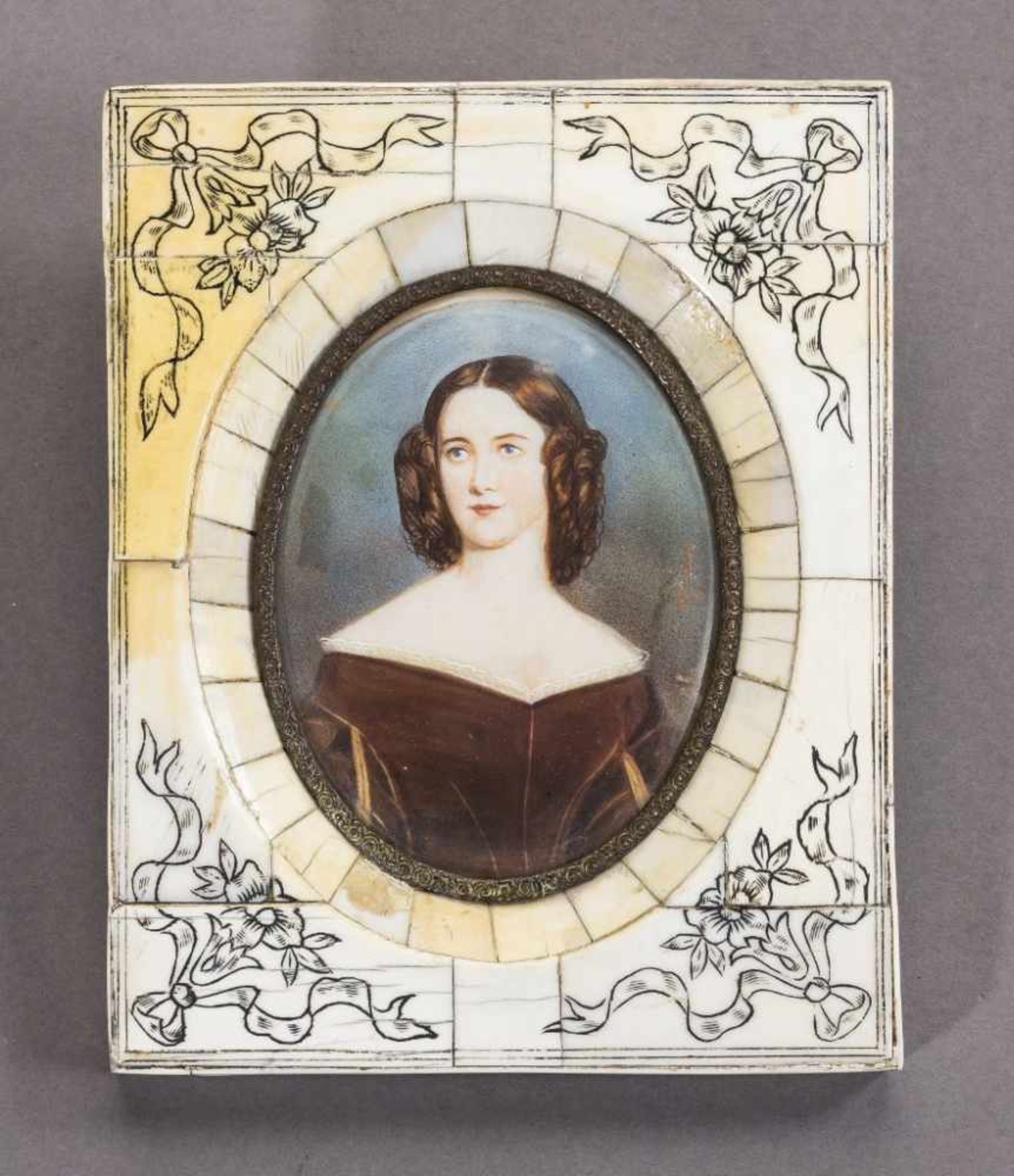 Caroline Lizius aus der Münchner Schönheitengalerie, nach Stieler. 1. H. 20. Jh. Oval, 8,5 x 6,5 cm.