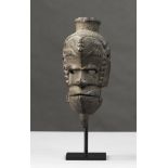 Maske der Ibibio, mit Klappkiefer. Nigeria. H 22 cm- - -27.00 % buyer's premium on the hammer