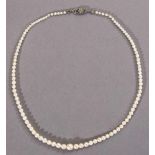 Zarte Perlenkette in Verlaufform, Ø 7,5 mm - 3 mm. L 44 cm- - -27.00 % buyer's premium on the hammer