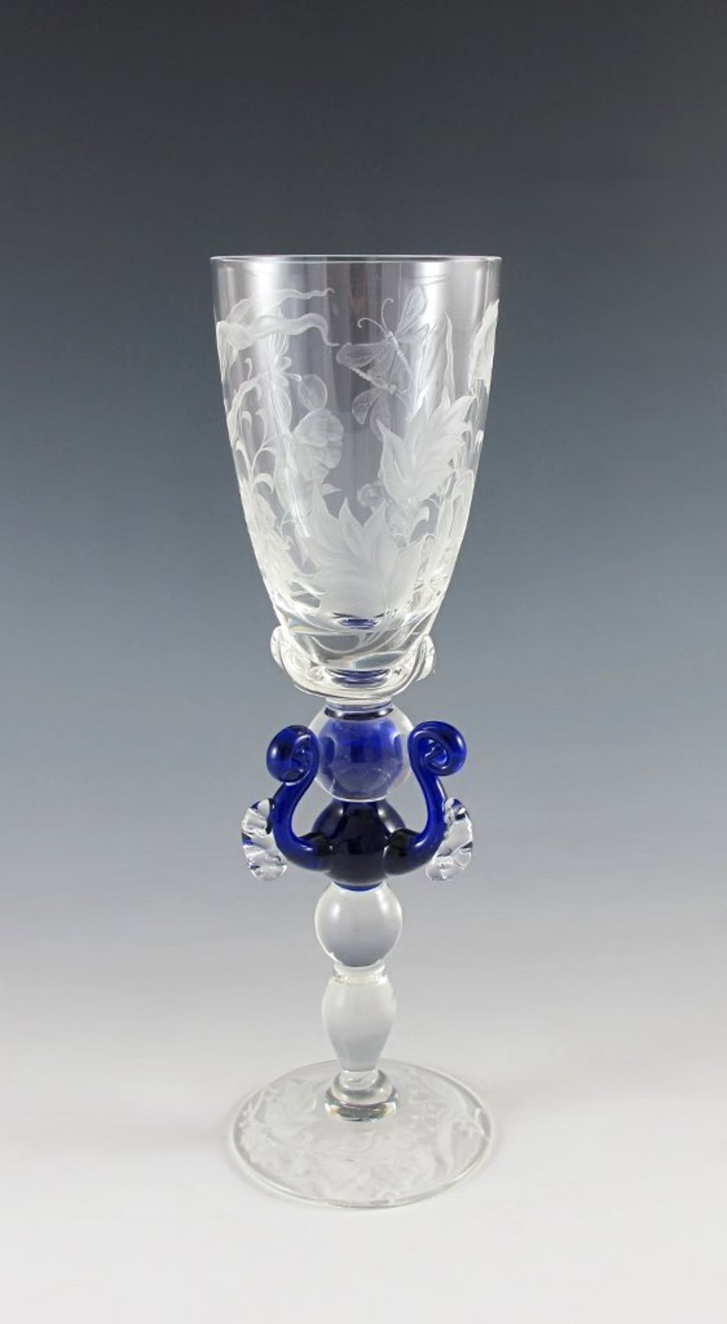 Pokal. Farbloses und kobaltblaues Glas. Feinster Diamantschnitt. Bez. J(osef) Reitberger 30.05.2004.