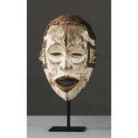 Okua-Maske der Idoma, getragen zu Begräbis-Zeremonien. Reste von Kaolinbemalung. Nigeria. H 30 cm- -