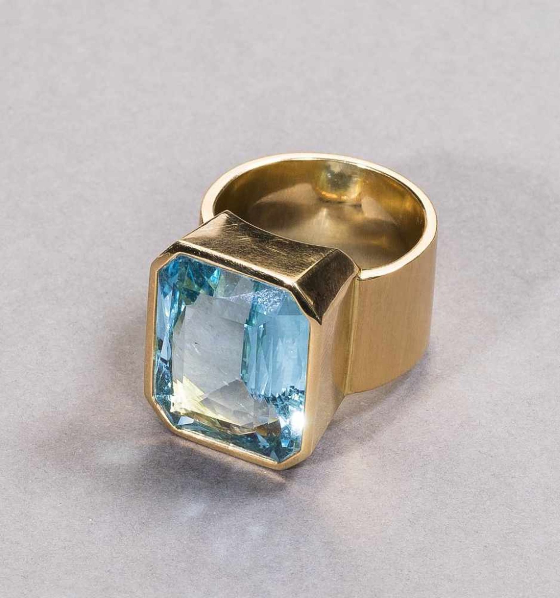 Feiner Aquamarinring. Aquamarin im Emerald Cut, ca. 18,87 ct. Massive Fassung in 18 ct. GG. 25,5