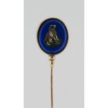 Anstecknadel. Pietra dura mit sitzendem Hund. Vergoldete Fassung. Ende 19. Jh.- - -27.00 % buyer's