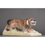 Schleichender Tiger auf Sockel. Große, naturalistisch staffierte Keramik-Figurine. Entwurf Karin