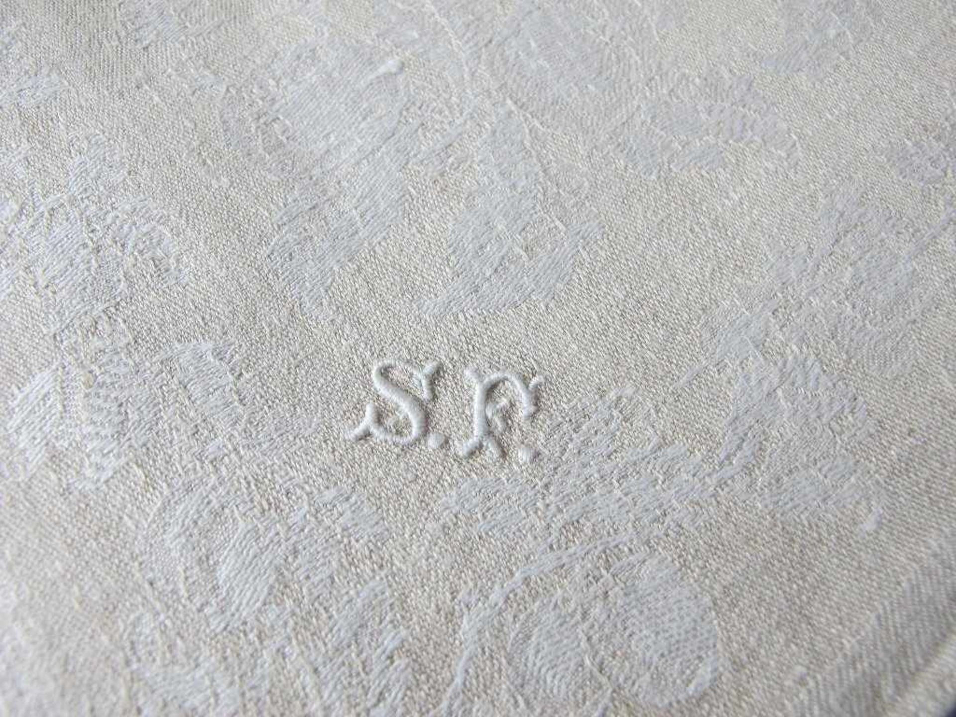 Sechs Teeservietten mit Monogramm "SF". Grauer Leinendamast mit weißen Rosen. Um 1900. 39 x 39 cm- - - Bild 2 aus 2