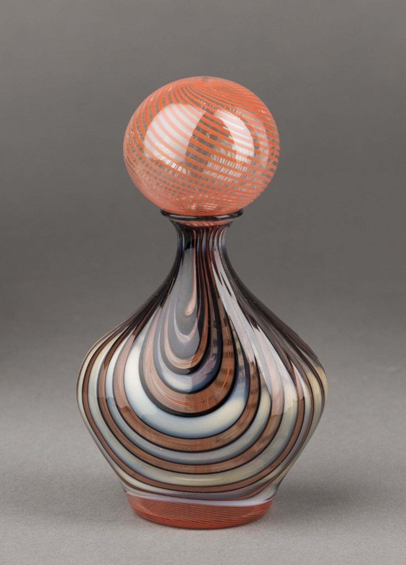 Kleiner Flacon mit polychromen Spiralfäden. Murano. H 11 cm- - -27.00 % buyer's premium on the