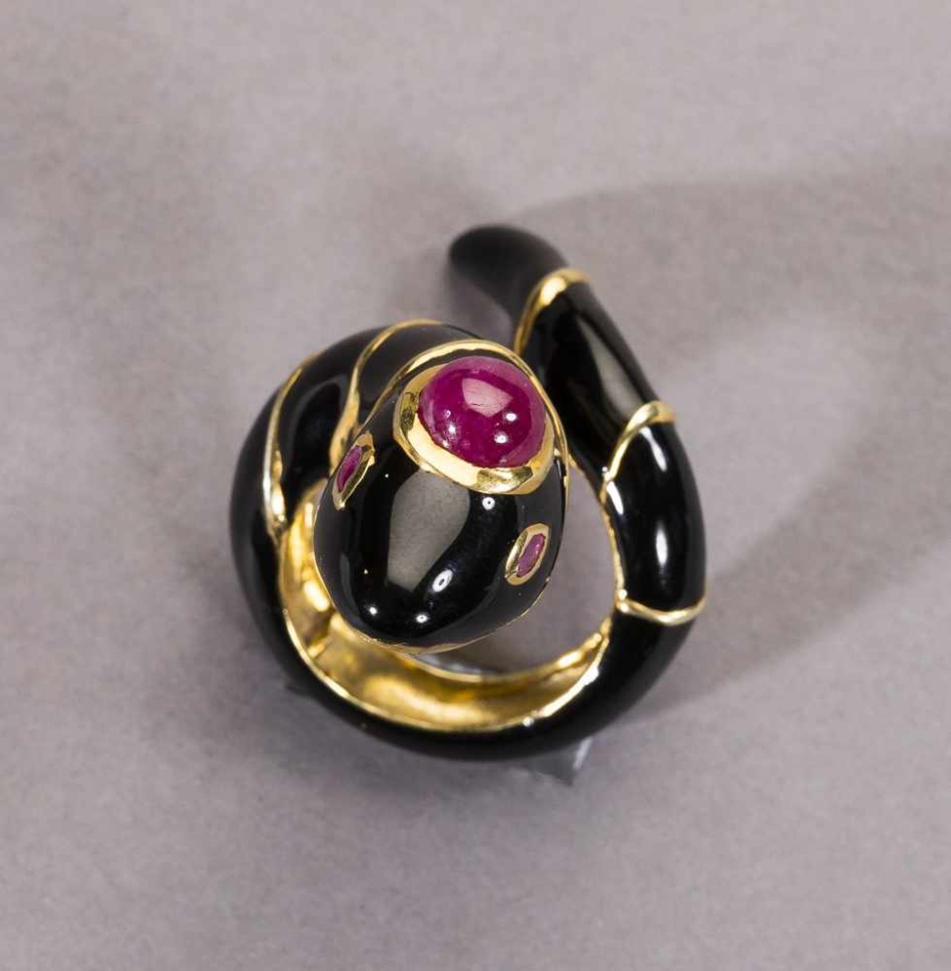 Schlangenring. Schwarzemail mit Rubincabochon in Vermeilfassung- - -27.00 % buyer's premium on the