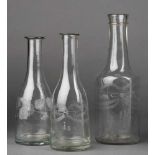 Drei Karaffen. Farbloses Glas mit Zierätzung. Kreuzthal/süddeutsch, Anf. 19. Jh. H 21 cm und 18