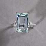 Aquamarin-/Brillantring. Aquamarin ca. 8,78 ct. Zwei Brillanten ca. 0,26 ct. Feines Weiß (top