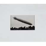 Zepplin-Photographie. 6 x 10 cm, unter Passepartout- - -27.00 % buyer's premium on the hammer