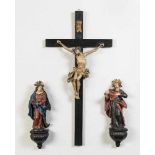 Kreuzigungsgruppe. Wandkruzifix mit Maria und Johannes auf Wandpodesten. Polychrom gefasst.