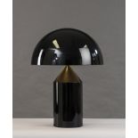 Atollo Tischlampe. Schwarz lackiertes Metall. Entwurf Vico Magistretti 1979. Oluce. H 70 cm.