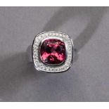 Außerordentlicher Turmalin-/Brillantring. Pinkfarbener, antik facettierter Turmalin ca. 6,63 ct. Mit