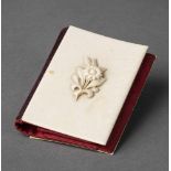 Visitenkarten-Etui. Elfenbein mit feiner Blütenschnitzerei. 2. H. 19. Jh. 9 x 5,5 cm- - -27.00 %