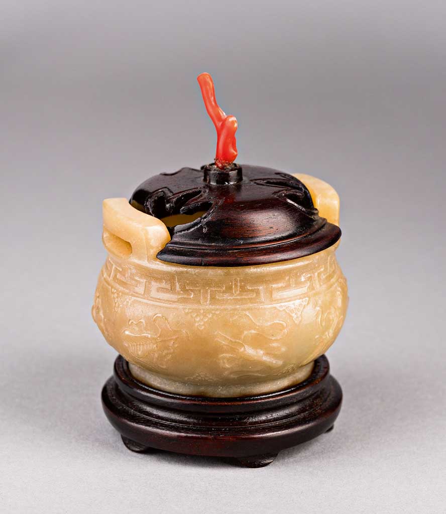 Miniatur-Jadegefäß mit zwei Henkeln. Reliefdekor mit buddhistischen Geschenken und Mäander.