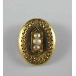 Ovale Brosche, auch als Anhänger zu tragen. 14 ct. GG mit Zierbelötung, Diamantrosen und Perlen.
