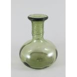 Kugelbauchflasche. Lindgrünes Glas mit Spiralaufschmelzung. H 19,5 cm- - -27.00 % buyer's premium on