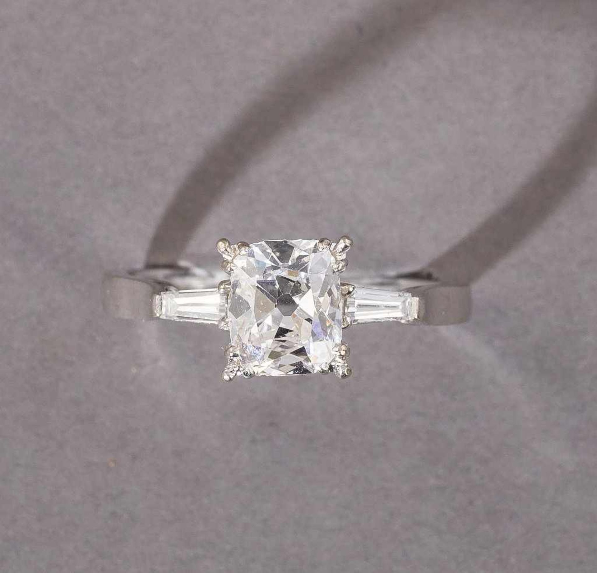 Diamantsolitär-Ring. Diamant in Form einer Kissenschliff-Variation, 1,50 ct. Hochfeines Weiß (