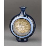 Kleine Flasche mit Diskuskorpus und Spiraleinschmelzungen. Murano. H 11 cm- - -27.00 % buyer's