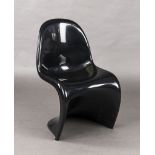 Panton Chair. Schwarz gefärbtes Thermoplast Polystyrol. Entwurf Verner Panton 1967. Bez. Panton