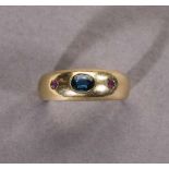 Bandring mit Saphir und kleinen Rubinen. Fassung 14 ct. GG- - -27.00 % buyer's premium on the hammer