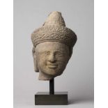 Kopf einer Gottheit. Breites Diadem. Stein. Kambodscha, Angkor-Vat-Stil. 12. Jh. H 26 cm- - -27.00 %