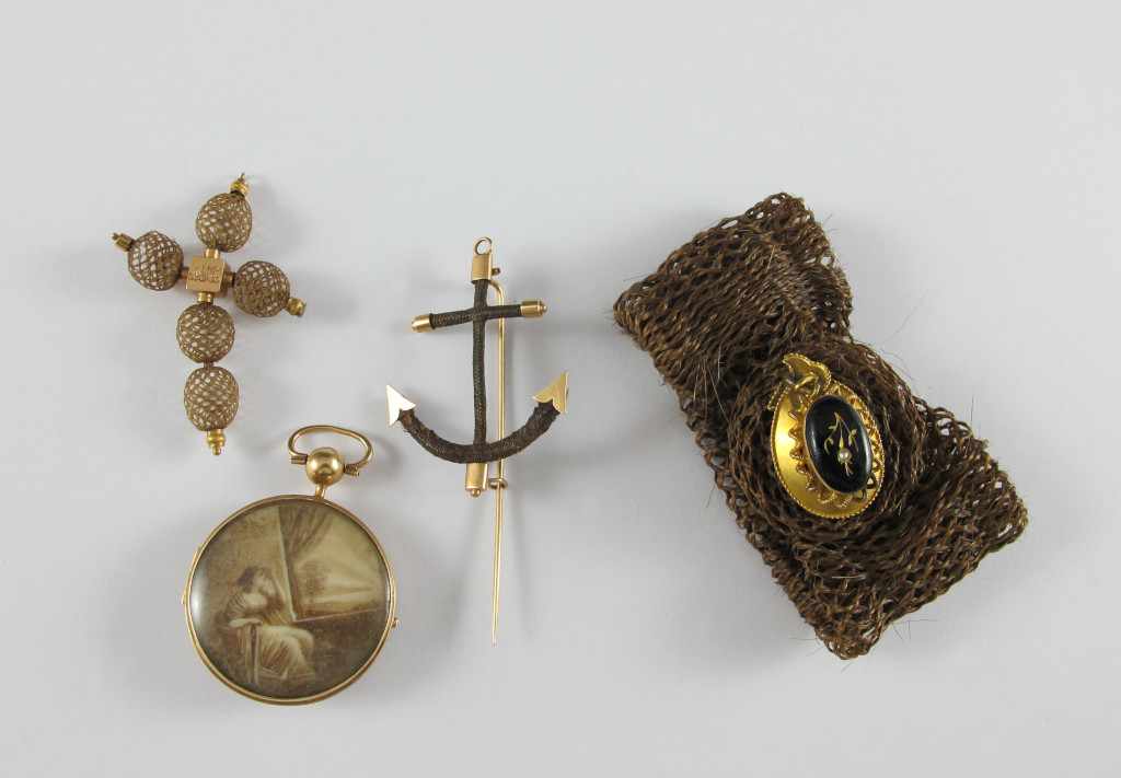 Konvolut Haarschmuck: Armband, Kreuzanhänger mit Monogramm "AMT", Ankerbrosche, Medaillon mit