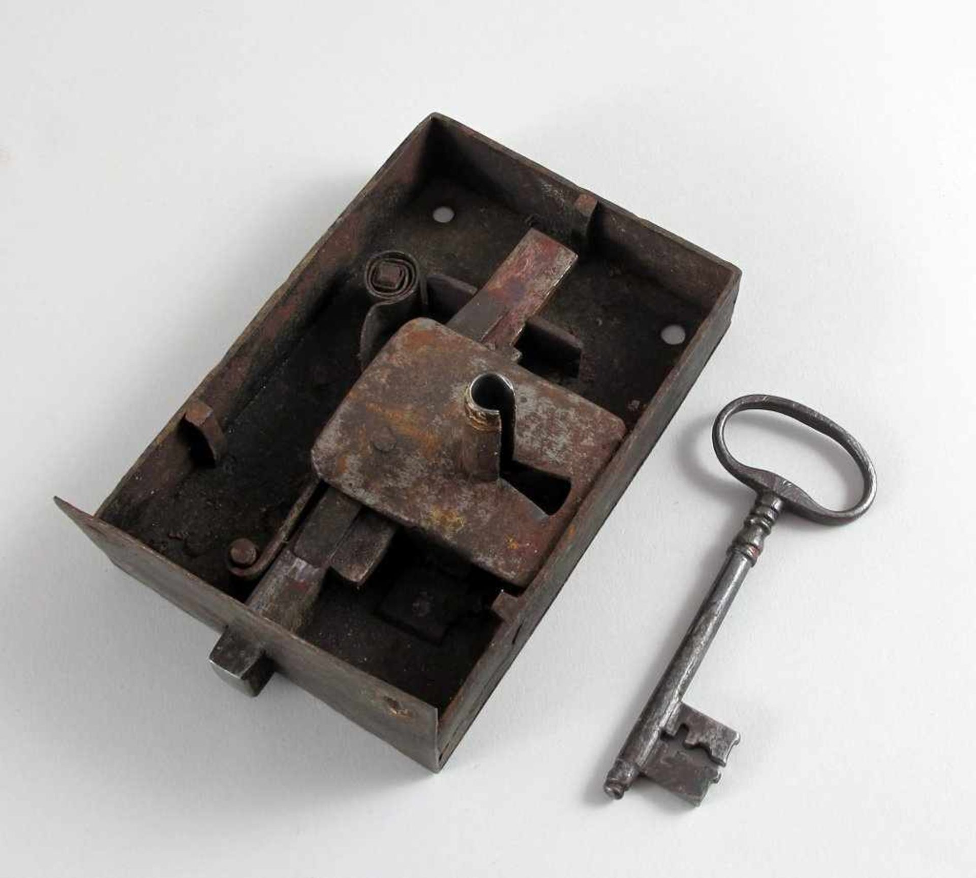 Eisernes Türschloss mit Schlüssel. Anf. 19. Jh. L 14 cm- - -27.00 % buyer's premium on the hammer