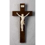 Kruzifix mit Elfenbeinkorpus. Viernageltypus. Frankreich, Anf. 19. Jh. Korpushöhe 19 cm,