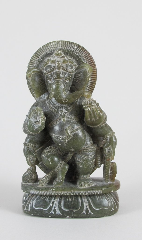 Vierarmiger Ganesha. Steatitschnitzerei. Indien. H 13 cm- - -27.00 % buyer's premium on the hammer