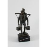 Wasserträger. Bronzefigur auf Steinplinthe. Um 1900. Gesamthöhe 19,5 cm- - -27.00 % buyer's
