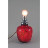 Ikora-Tischlampe. Rotes Überfangglas mit gelben Äderungen. 1930-er Jahre. Korpus H 21 cm- - -27.00 %