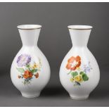 Paar Blumenvasen. Polychrome Dreierblume. Blaue Schwertermarke Meissen, 20. Jh. H 21 cm- - -27.