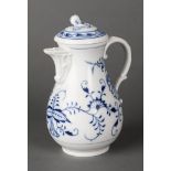 Zwiebelmuster-Kaffeekanne. Blaue Schwertermarke Meissen, 20. Jh. H 23,5 cm- - -27.00 % buyer's