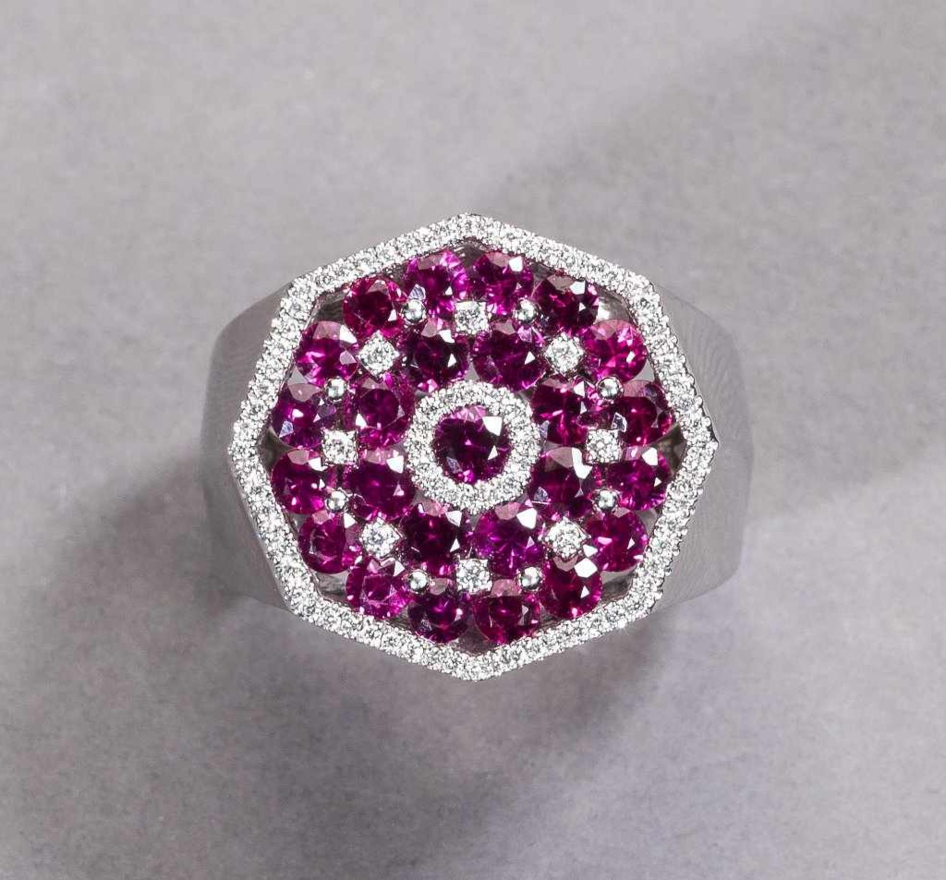 Ungewöhnlicher oktagonaler Rubin-/Brillantring in Pavé. Rubine ca. 2,60 ct. Glatte massive Fassung