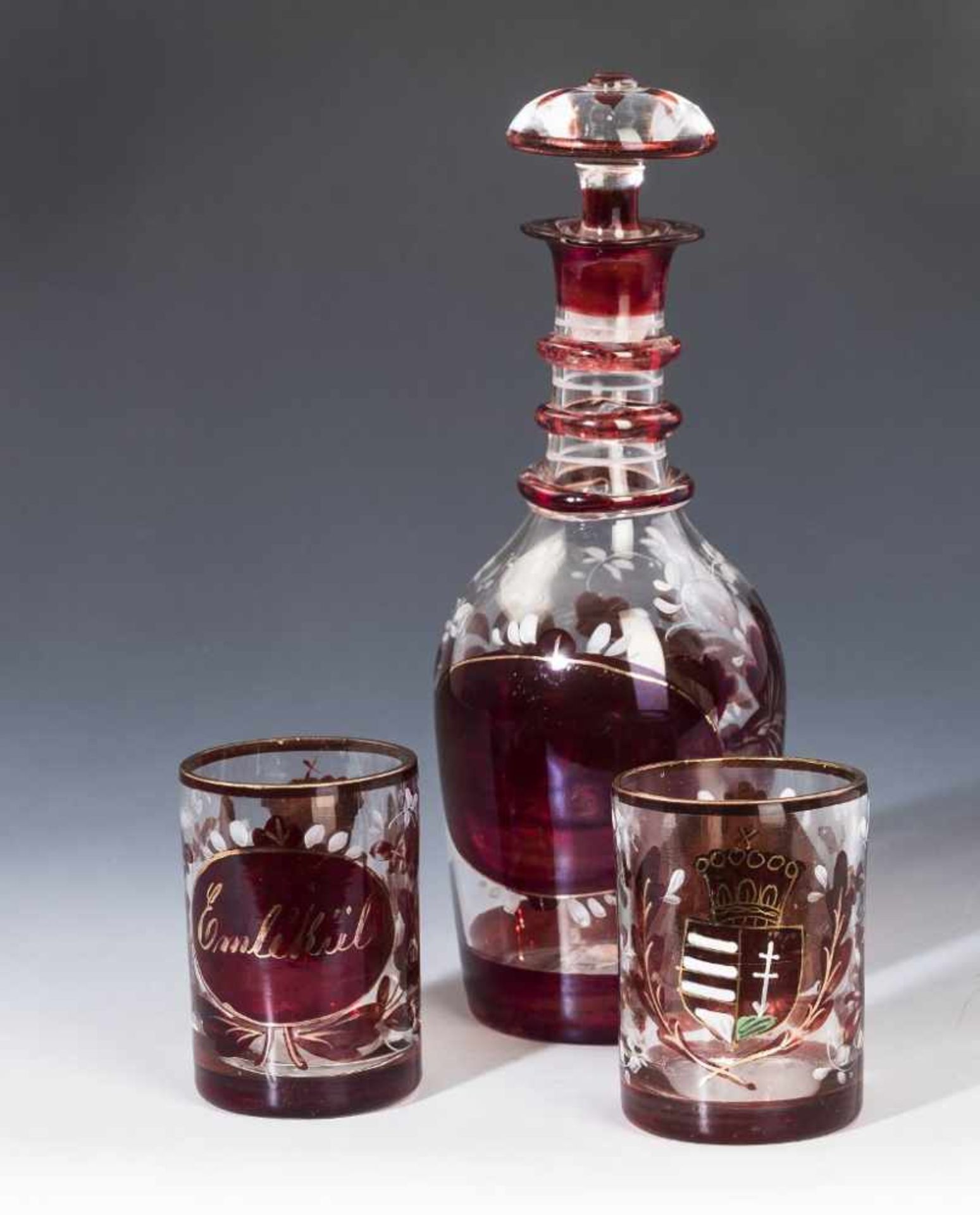 Karaffe mit zwei Gläsern. Rubiniert, mit ungarischem Wappen. "Emlé Kül". 2. H. 19. Jh.- - -27.00 %