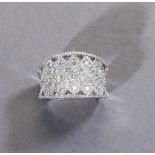 Reizvoller Brillantring. Pavéfassung mit ca. 2,60 ct. Brillanten. Weiß (wesselton), si. 18 ct. WG- -