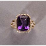 Feiner Amethystring. Kissenförmig geschliffener Amethyst ca. 6,80 ct. Brillanten ca. 0,41 ct.