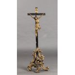 Barockes Standkruzifix. Dreipassig gegliederter Fuß mit Akanthus, Rocaillen und Schädel Adams.