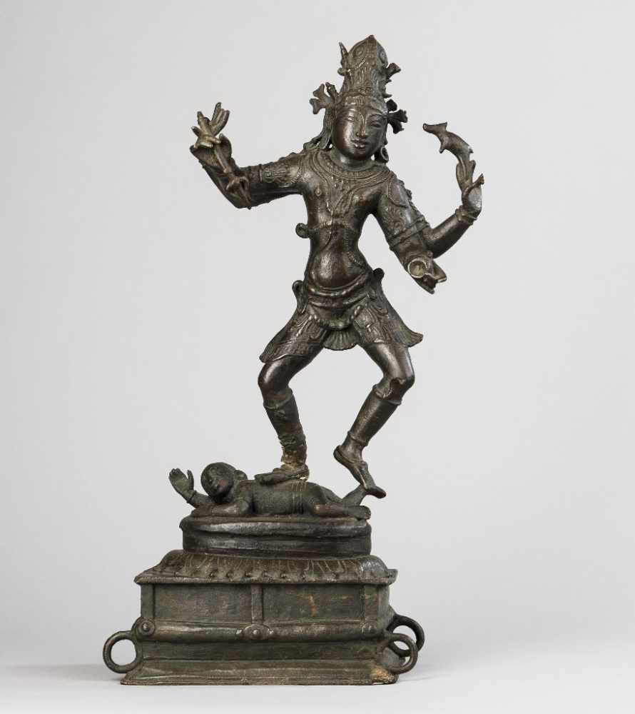 Tanzender vierarmiger Shiva über Menschenopfer, auf Sockel mit Trageösen. Bronze. Alte Rep.-