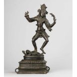 Tanzender vierarmiger Shiva über Menschenopfer, auf Sockel mit Trageösen. Bronze. Alte Rep.-