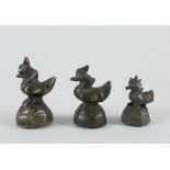 Drei div. Opiumgewichte. Enten in versch. Größen. Bronze. Burma, 19. Jh. H 6 cm - 4,3 cm- - -27.00 %