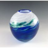 Kugelbauchvase. Blaue, grüne und weiße Einschmelzungen. 2. H. 20. Jh. H 17,5 cm- - -27.00 % buyer'