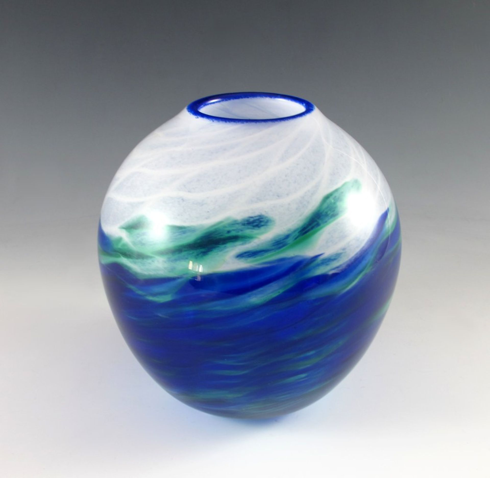 Kugelbauchvase. Blaue, grüne und weiße Einschmelzungen. 2. H. 20. Jh. H 17,5 cm- - -27.00 % buyer'