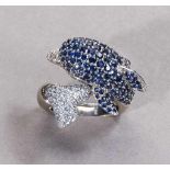 Außergewöhnlicher Delphinring. Blaue Saphire und Diamanten (ein Steinchen fehlt) in Pavé.
