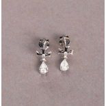 Paar Diamant-Pendeloques. Zwei birnförmige Diamanten ca. 0,87 ct. Zwei kleine Brillanten ca. 0,05