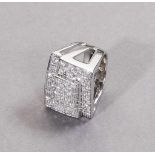 Brillantring. Ca. 1,80 ct. Brillanten in Pavé. Massive Fassung in 18 ct. WG. 20,2 g- - -27.00 %