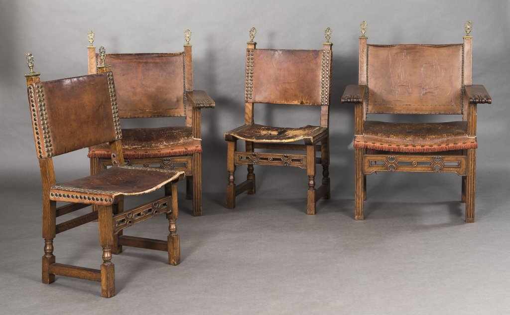 Vier Stühle im spanischen Barockstil, davon zwei mit Armlehnen. Ziervasen als Pfostenbekrönung.