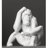 Sitzender Pavian laust sich. Monochrom weiß glasierte Figurine. Augarten Wien, 1920-er Jahre?