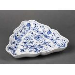 Dreipassige Zwiebelmusterschale. Blaue Schwertermarke Meissen, 20. Jh. 26 x 28 cm- - -27.00 %